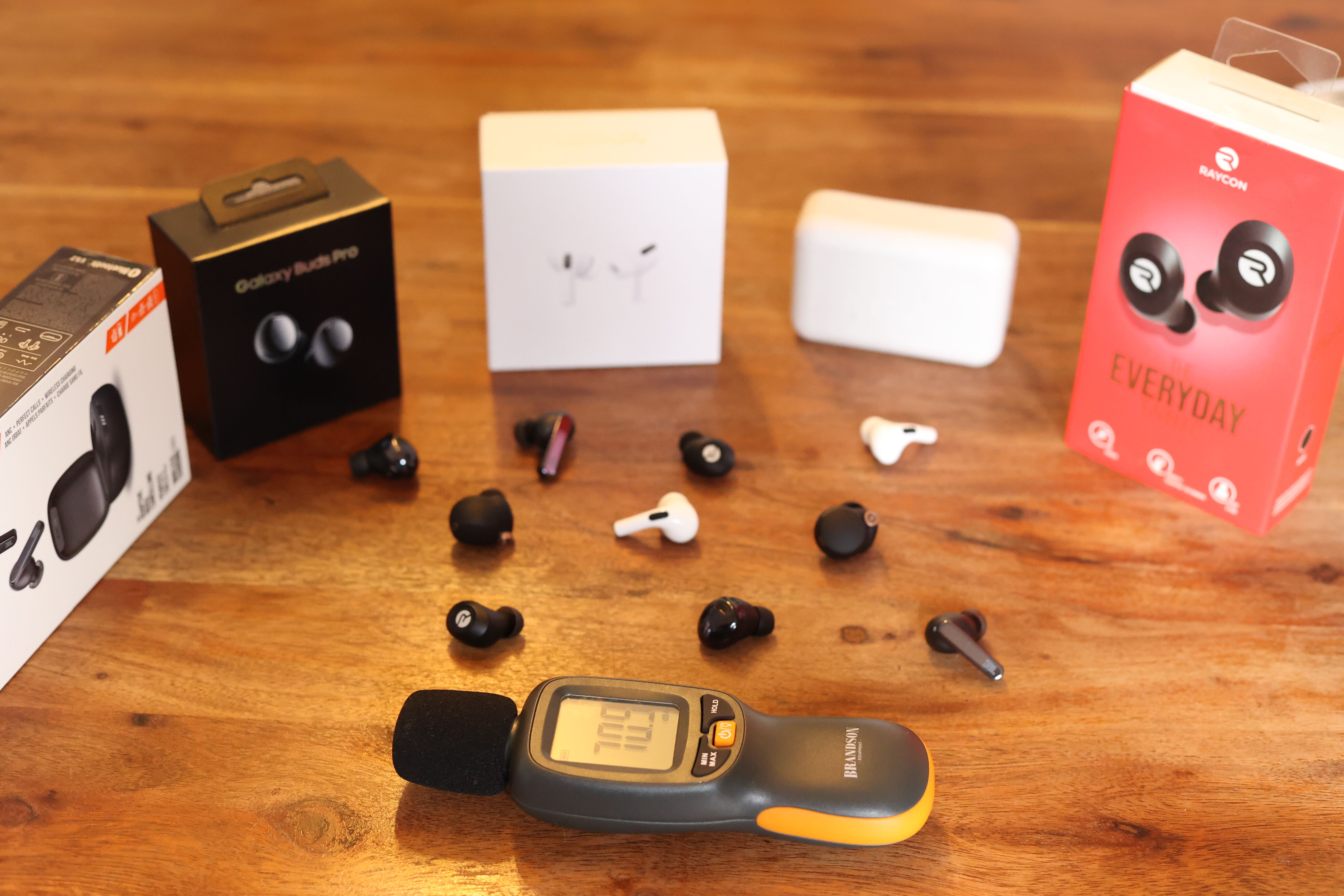 Earbuds und Dezibel-Messgerät liegen auf dem Tisch